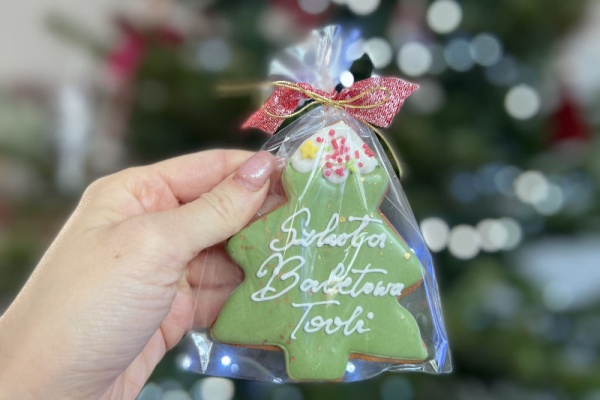 Rozdawanie prezentów świątecznych oraz mikołajkowych w naszej szkole